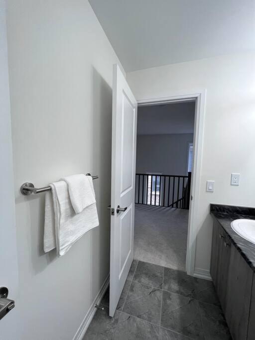 Brand New 4 Bedroom Villa By Hamilton Airport! المظهر الخارجي الصورة
